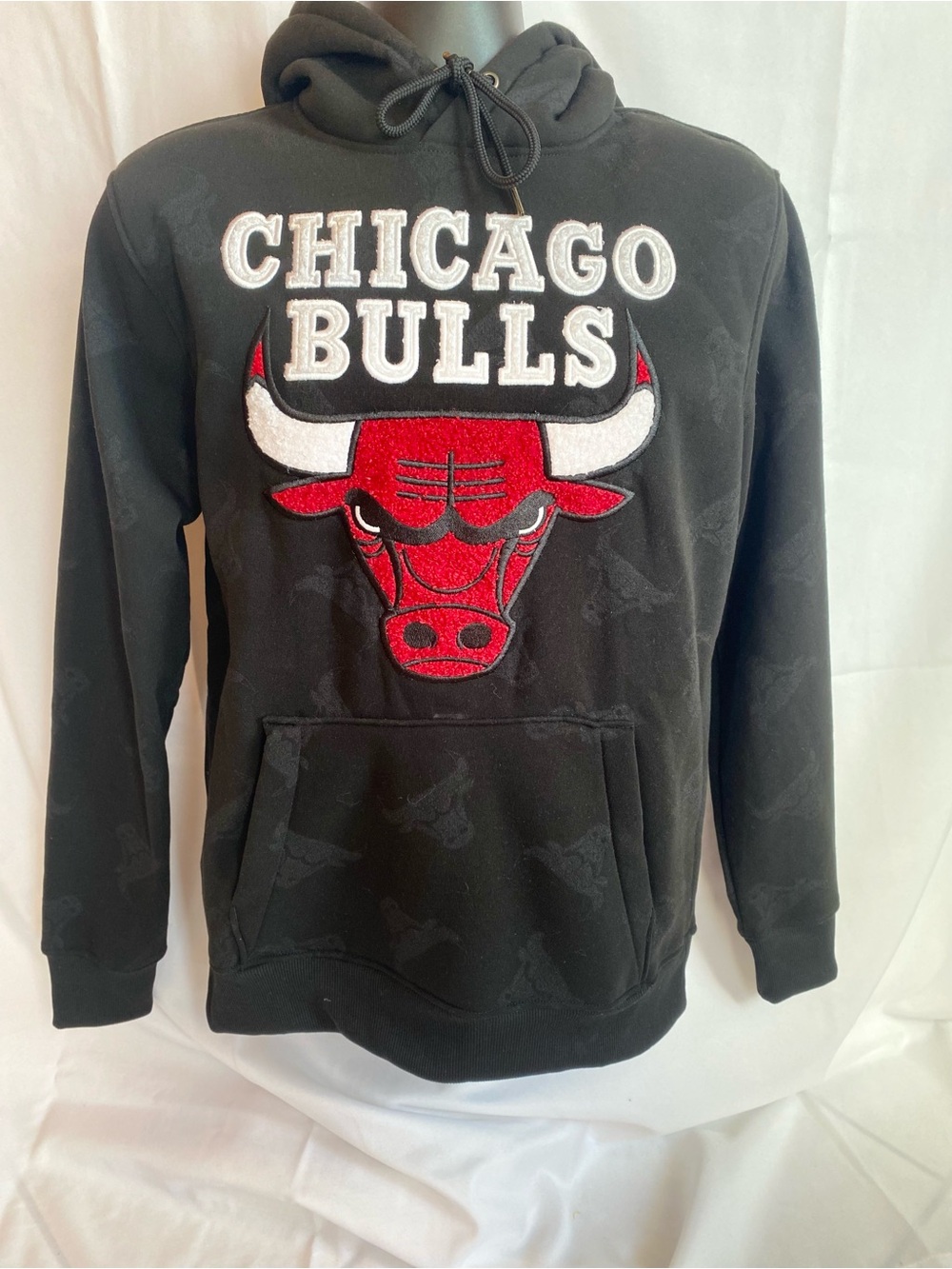 NWT NBA Chicago Bulls All Over Print Chenille Patch Hoodie Black Sweatshirt M